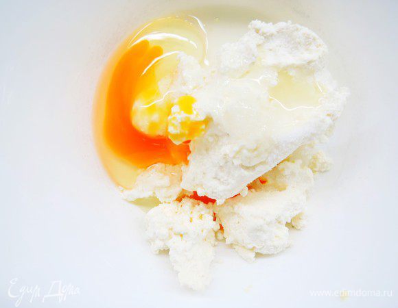 Готовим сырники. Творог положить в миску, добавить яйцо, соль, сахар, перемешать.