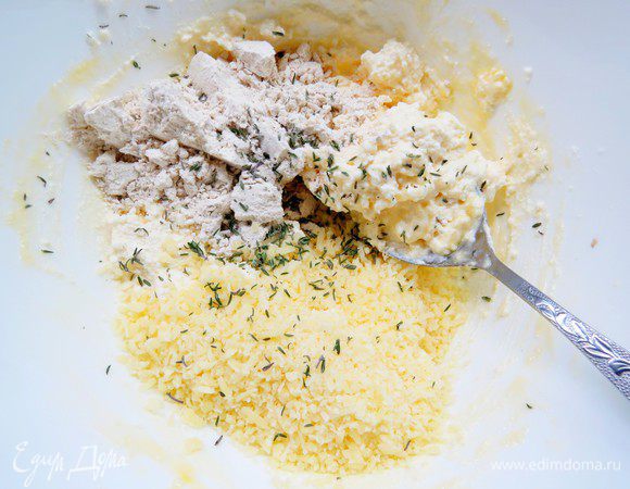 Добавить цельнозерновую муку, тертый сыр пармезан и листики тимьяна.