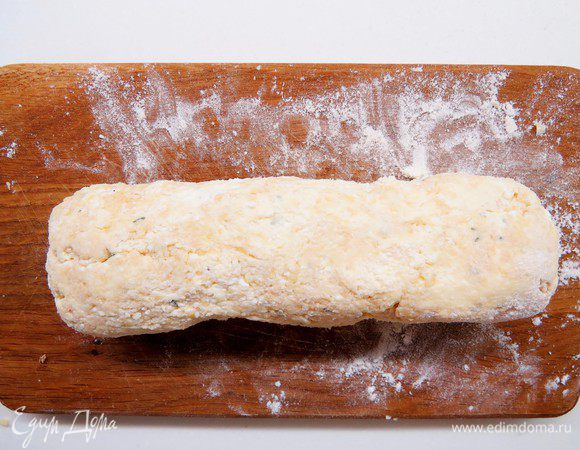 Сформировать колбаску и обвалять ее в муке.