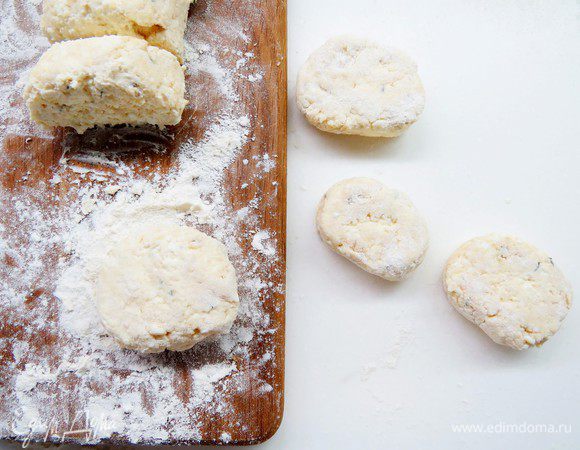 Порезать колбаску ломтиками, каждый ломтик обвалять в муке, сформировать сырники.
