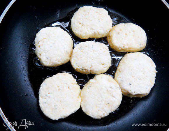 Обжарить на растительном масле по 2 минуты с двух сторон.