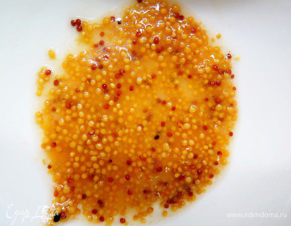 Готовим заправку. Масло перемешать с горчицей, добавить уксус, мед, соль по вкусу, все тщательно перемешать и дать настояться 20 минут. 