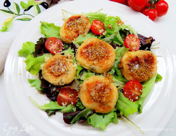 Далее выкладываем наши сырники и сверху поливаем горчичной заправкой, присыпаем пармезаном.