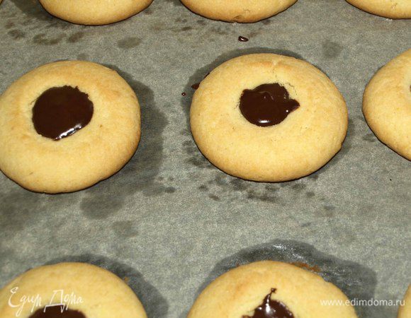 Наполняем растопленным шоколадом на ваш вкус. Это может быть молочный, черный или с цитрусовыми добавками. Может быть готовая шоколадная паста. 