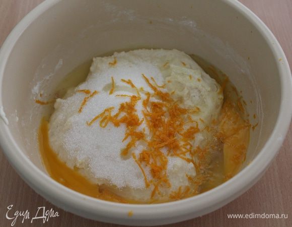 Оставшуюся муку смешайте с солью, сахаром, подошедшей опарой. Добавьте  яйца, цедру одного апельсина.