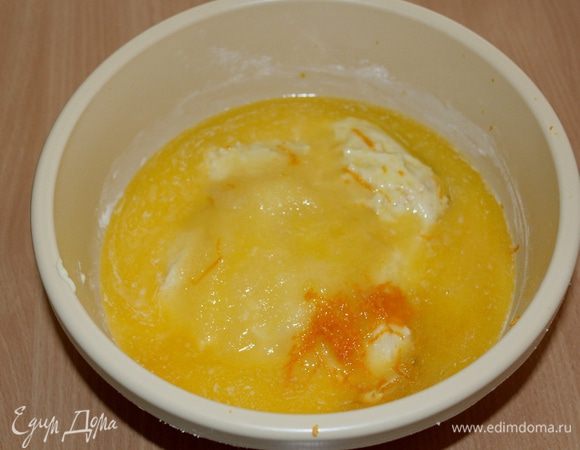 Добавьте теплое растопленное сливочное масло.