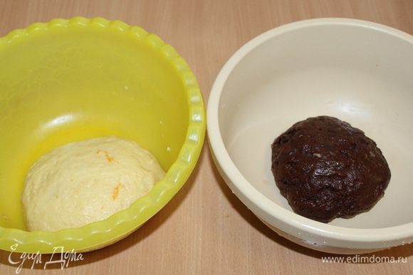 Готово тесто разделите на 2 части. В одну часть добавьте какао и апельсиновый сок 3–4 ст. л. (тесто не должно быть тугим), хорошо перемешайте.