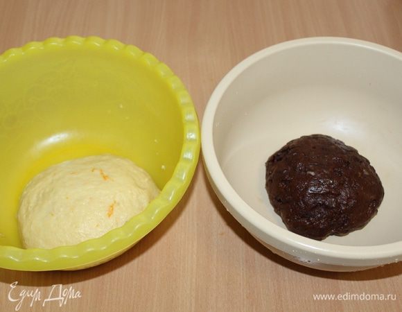 Готово тесто разделите на 2 части. В одну часть добавьте какао и апельсиновый сок 3–4 ст. л. (тесто не должно быть тугим), хорошо перемешайте.