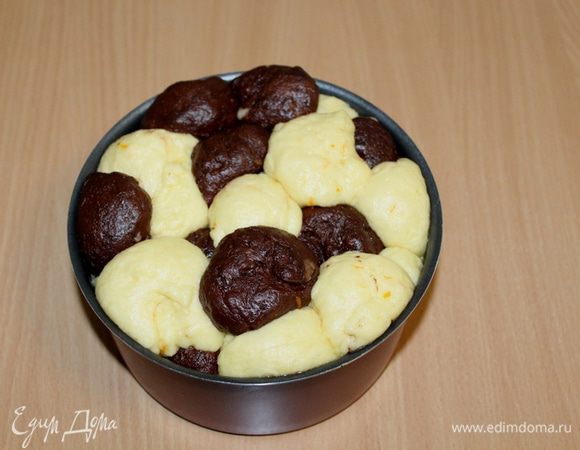 Заполните тестом половину объема формы, затем поставьте их в теплое место на 20–30 минут, чтобы тесто подошло и увеличилось в объеме.