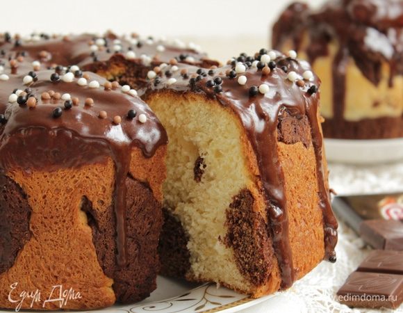 Поставьте форму с  тестом в разогретую до 170–180°С духовку и запекайте 40–50 минут. Проверьте готовность, проткнув кулич в центре деревянной шпажкой, она должна быть сухой. Достаньте кулич из духовки, накройте полотенцем и дайте остыть, извлеките кулич из формы.