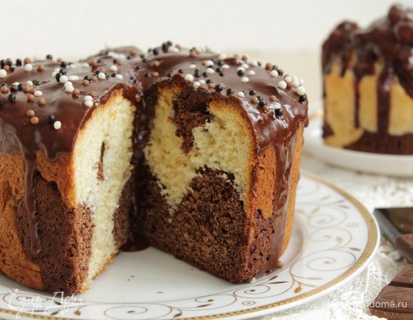 Покройте кулич шоколадной глазурью по вашему любимому рецепту.