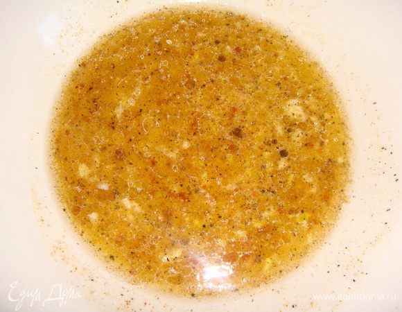 Из одного апельсина выжать сок. К соку добавить кунжутное масло Biolio, яблочный укус, соль, перец черный, красный, имбирь, пропустить чеснок через пресс. Все перемешать.