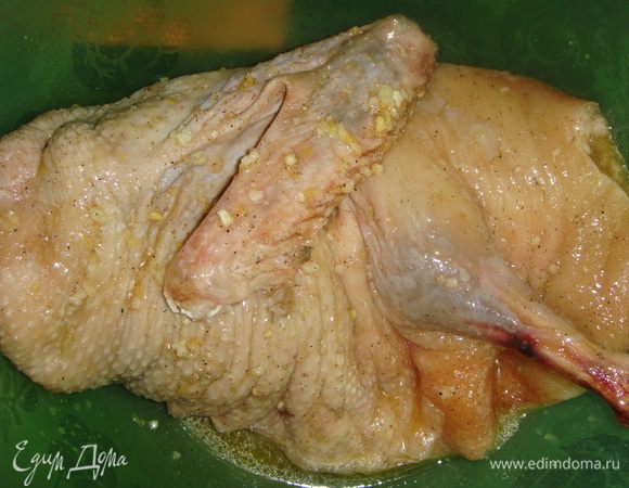 Положить утку в посуду и полить с двух сторон маринадом. Накрыть крышкой и убрать в холодильник на 3 часа. 