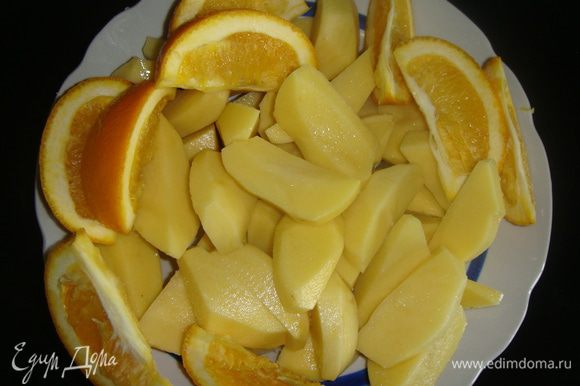 Картофель почистить и нарезать крупными дольками, посолить. Апельсин помыть и тоже нарезать дольками.