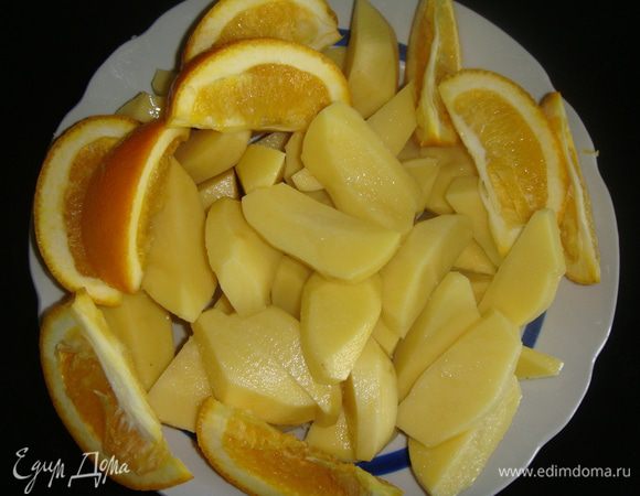 Картофель почистить и нарезать крупными дольками, посолить. Апельсин помыть и тоже нарезать дольками.