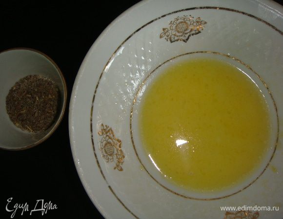 Отлить немного соуса и развести в нем кукурузный крахмал. Вылить в кастрюлю разведенный крахмал. Всыпать специи.