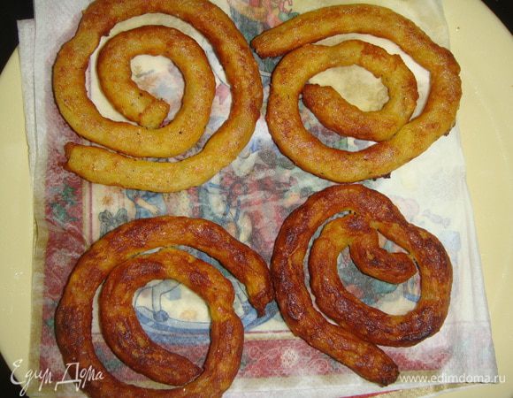 Выложить спиральки на бумажные полотенца, чтобы удалить лишнее масло.