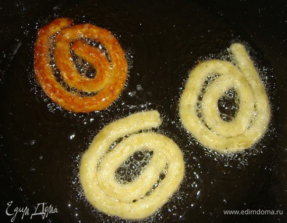 Нагреть сковороду, влить масло. Выдавливать массу в форме спиралек сразу на сковороду. Обжаривать с двух сторон до золотистого цвета.