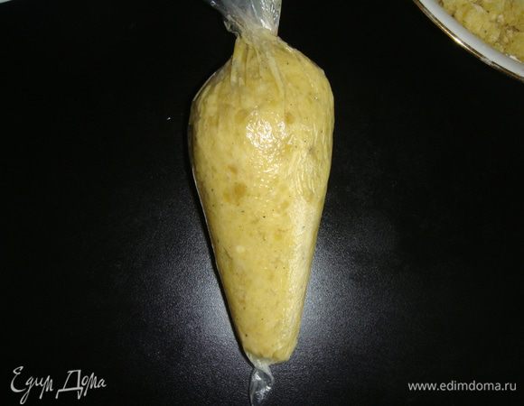 Переложить массу в кондитерский мешок.