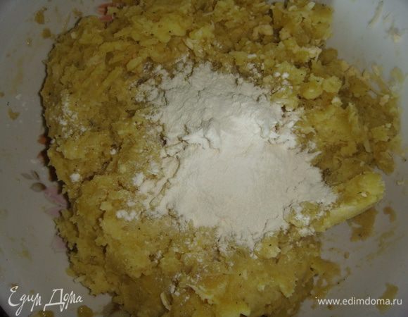 Всыпать муку и еще раз хорошо все перемешать.