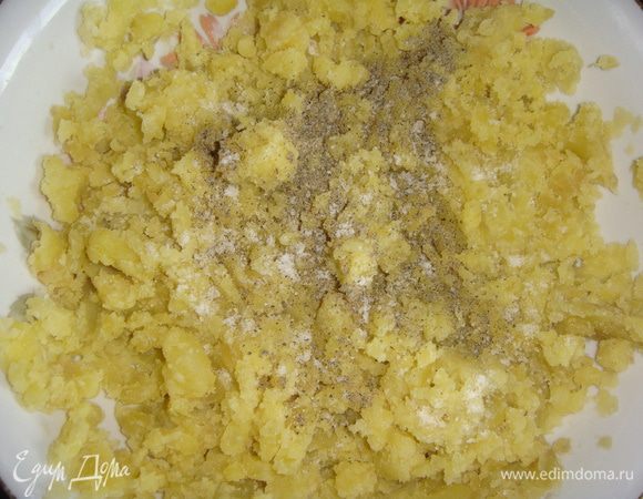 Картофель посолить, поперчить и перемешать.