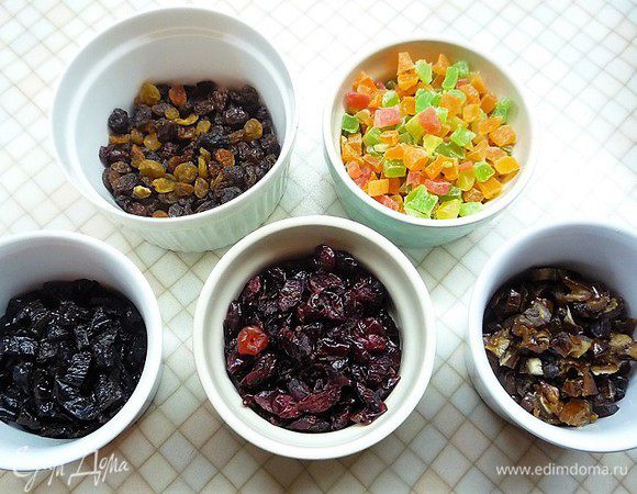 Подготовим сухофрукты: чернослив и финики мелко нарезаем, изюм промываем и просушиваем.