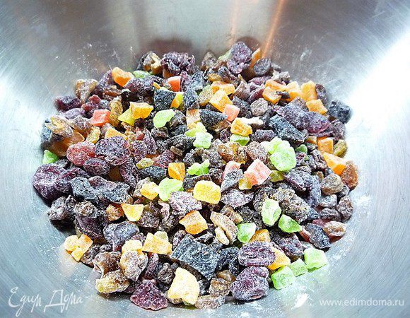 Добавляем в сухофрукты и цукаты 2 столовые ложки муки и хорошо перемешиваем.