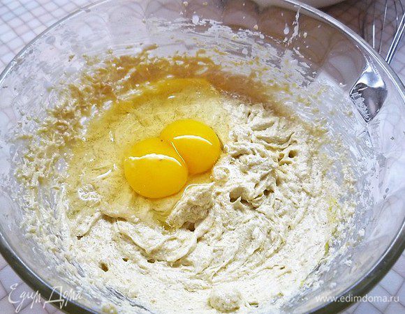 В чашке взбиваем размягченное сливочное масло с сахаром до пышной массы, вбиваем по одному яйца, добавляем молоко, всыпаем муку с разрыхлителем и специями, еще раз все хорошо перемешиваем.