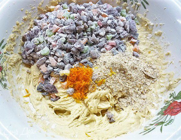 В получившуюся пышную массу добавляем цедру лимона и апельсина, цукаты и сухофрукты, измельченный миндаль.