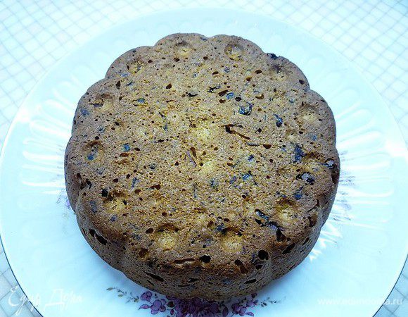 Выкладываем тесто в форму (у меня диаметр формы 22 см) и запекаем в заранее разогретой духовке при температуре 160°С 90 минут, затем накрываем верх фольгой и запекаем еще 40 минут. Центр кекса проверяем на готовность зубочисткой через 1 час.