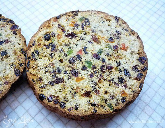 Достаем форму из духовки, даем кексу полностью остыть и разрезаем вдоль пополам.