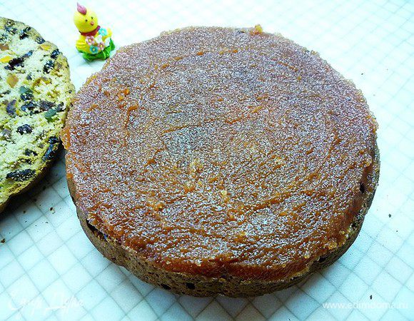 Смазываем нижнюю часть абрикосовым джемом, накрываем верхней частью.