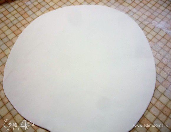 Раскатываем пласт из марципана по диаметру кекса, по желанию фигурно обрезаем края.