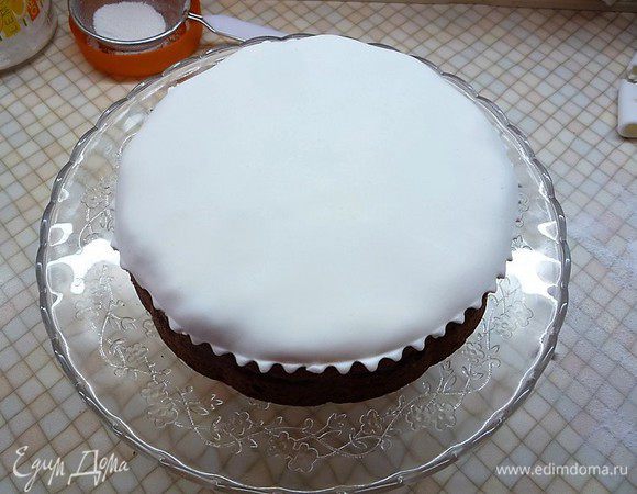 Смазываем верх кекса небольшим количеством абрикосового джема и покрываем пластом из марципана.