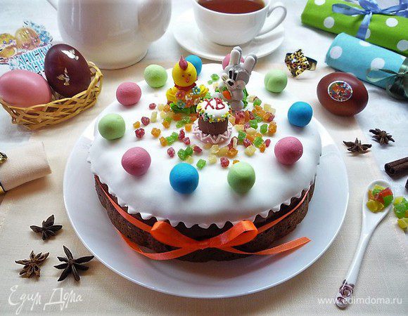 Украшаем цветными шарами из марципана (их должно быть 11 штук, по количеству истинных апостолов). Посыпаем цукатами и украшаем по центру пасхальными фигурками!