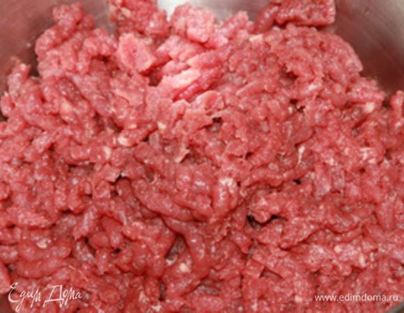 Говядину нарезаем некрупными кусочками и пропускаем через мясорубку с крупной решеткой.
