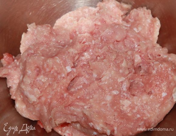 Мясо индюшки тоже пропускаем через мясорубку с крупной решеткой.