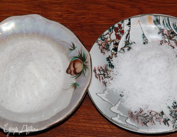 Отвешиваем крупную и нитритную соль — по 30 г каждой. Соли нужно брать 2,5% от общего веса фарша. Поэтому, если у вас нет нитритной соли, берем 60 г привычной для вас соли крупного помола.