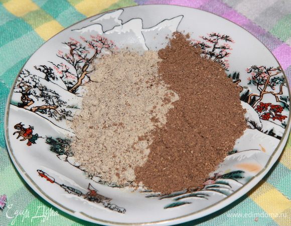 Спустя сутки подготавливаем специи: перец горошком смалываем мелко. Тоже самое делаем с чесноком сушеным. У меня был уже смолотый. Добавляем молотый кардамон.