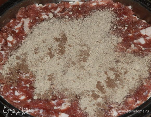 Теперь добавляем специи в фарш и быстро вымешиваем.