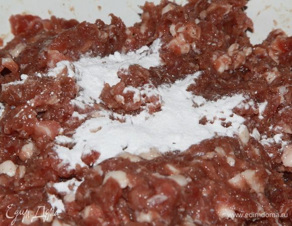 Добавляем пищевой фосфат из расчета 3 г на 1 кг фаршемассы. Вымешиваем фарш, добавляя порциями ледяную воду, до получения характерной вязкости. Желательно, чтобы температура фарша не превышала 12°С, тогда все процессы пройдут правильно. Если температура выше — поставьте фарш в холодильник, а затем снова вымешайте.