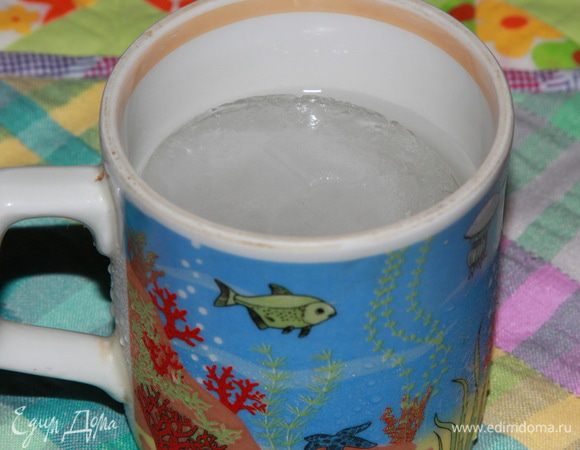 Вот на этом фото хорошо видно, что в чашке даже плавает лед — настолько вода холодная.