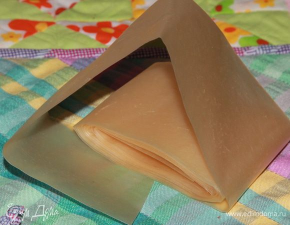 Подготавливаем коллагеновую оболочку. Для этого отрезаем необходимое количество и минут на 15 замачиваем в воде. Это нужно для того, чтобы она стала эластичной.