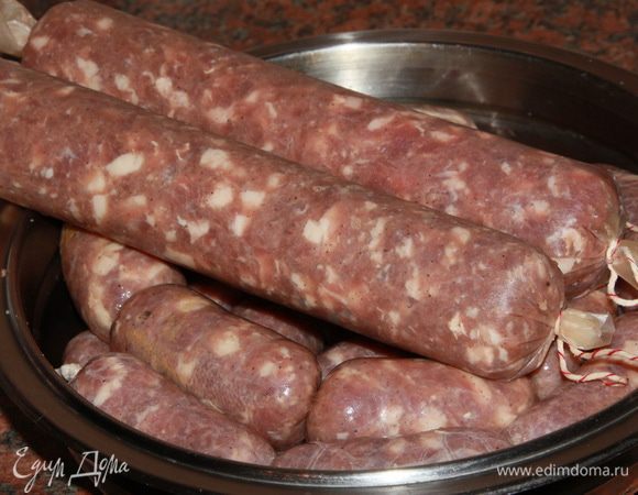 Вот столько колбасы получилось из этого количества фарша. Все это мы отправляем на сутки в холодильник.