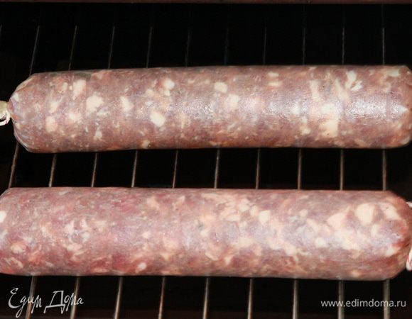 Bли на решетку. На дно духовки ставим емкость с водой и оставляем запекаться на 1 час. Затем понижаем температуру до 50°С и оставляем запекаться еще на 3,5–4,5 часов. Все зависит от способности вашей духовки. Мне достаточно было в общем процессе 4,5 часов. Температура внутри батона колбасы должна быть 75°С. Если у вас нет градусника для измерения температуры внутри изделия, то уверяю вас, что 4,5–5 часов вполне достаточно.
