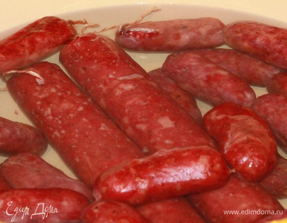 Теперь горячую колбасу на 20 минут погружаем в холодную воду.