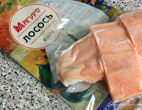 Рыбу разморозить. Кожу легче снимать с замороженного куска. Подержите его немного под струей холодной воды и снимайте.