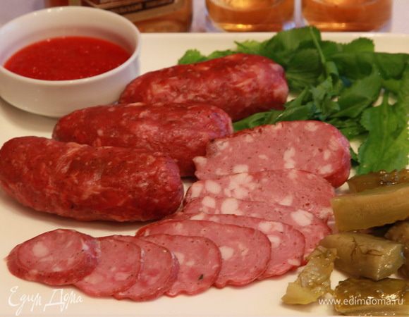 Затем достаем колбасу из холодильника, нарезаем, накрываем на стол, зовем родных и близких и наслаждаемся прекрасным вкусом. Смачного!