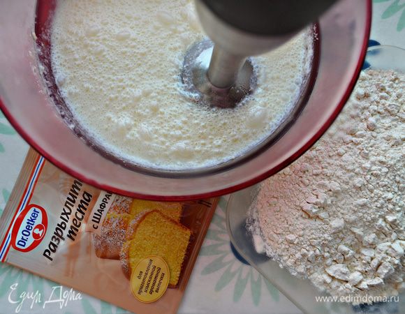 Затем добавьте сметану, кефир и взбейте. Постепенно введите муку вместе с щепоткой соли, разрыхлителем и содой. Я использовала разрыхлитель с добавлением шафрана для придания кексу особого вкуса и приятного желтого цвета.
