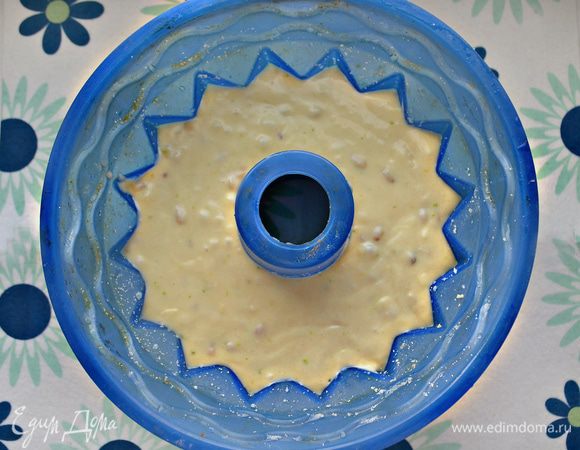 Форму для выпечки смажьте маслом, а если у вас форма, как и у меня, силиконовая, то ополосните ее холодной водой и слегка присыпьте манкой. Выложите тесто в форму и выпекайте около 1 часа при 180°С. Готовность кекса проверяйте деревянной шпажкой.